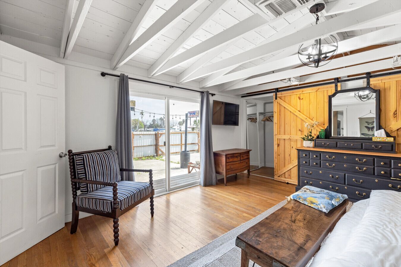 3 bedrooms, desk, iron/ironing board, free WiFi