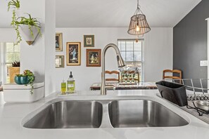 Interior - 3 Bedroom/OnSuite X-Large His & Her Dual Showers bathroom, 5 min to Downtown, Free Large Gated Parking (San Antonio)