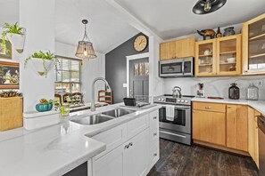 Microwave, oven, stovetop, dishwasher - 3BR/XL-BTH, 5 min to Downtown, Large Gated Parking (San Antonio)