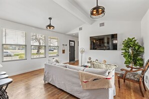 Smart TV, books - 3BR/XL-BTH, 5 min to Downtown, Large Gated Parking (San Antonio)