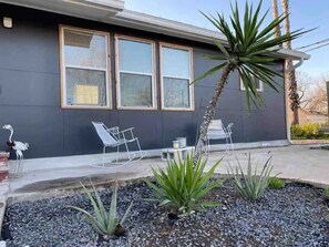 Terrace/patio - 3BR/XL-BTH, 5 min to Downtown, Large Gated Parking (San Antonio)