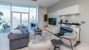 House | 1 bedroom - Sophisticated 1BR Palm Apt w Beach Access (Dubai)
