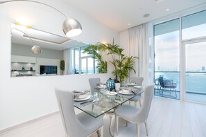 House | 1 bedroom - Sophisticated 1BR Palm Apt w Beach Access (Dubai)