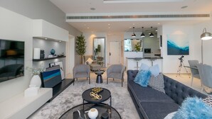 House | 1 bedroom - Sophisticated 1BR Palm Apt w Beach Access (Dubai)