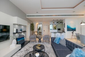 House | 1 bedroom - Sophisticated 1BR Palm Apt w Beach Access (Dubai)