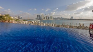 House | 1 bedroom - Sophisticated 1BR Palm Apt w Beach Access (Dubai)
