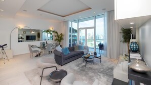 House | 1 bedroom - Sophisticated 1BR Palm Apt w Beach Access (Dubai)