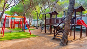 Un parque infantil con columpios, toboganes y estructuras para escalar.