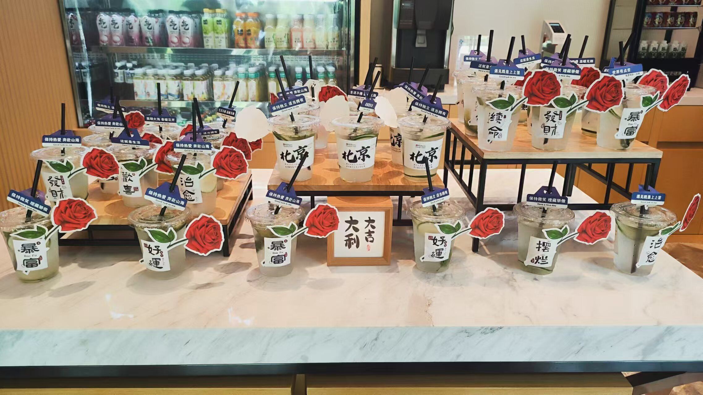 Een presentatie van verschillende drankjes met etiketten en rozen decoraties.