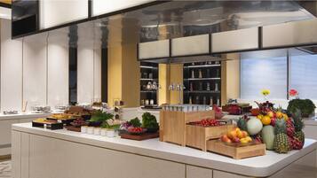 Daily buffet breakfast (CNY 68 per person)