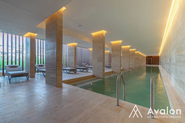 Piscine intérieure, piscine extérieure