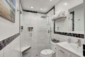 Shower, hair dryer, towels - Relaxing Retreat 2BR Oasis w/ Pool and Outdoor BBQ (Pembroke Pines)