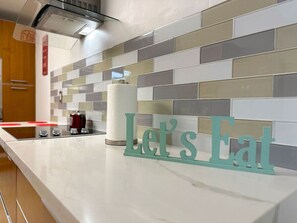 冷蔵庫、電子レンジ、オーブン、コンロ