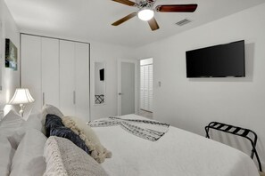 3 bedrooms, desk, iron/ironing board, free WiFi