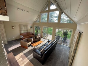 Smart TV, mesa de pingue-pongue, livros, biblioteca musical