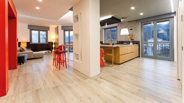 Un apartamento moderno con sala de estar, cocina y balcón.