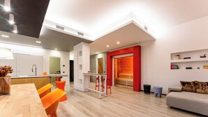 Un espacio de estar moderno con cocina, comedor y zona de estar.