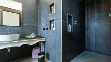 Suihku, hiustenkuivaaja, bidee, pyyhkeet