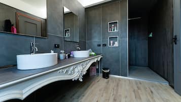 Douche, sĂšche-cheveux, bidet, serviettes fournies