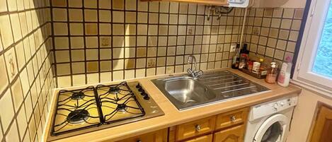 雪櫃、微波爐、焗爐、洗碗機