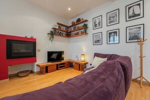 公寓 | 起居区 | 35-英寸电视 （配备数码频道）、DVD 播放器