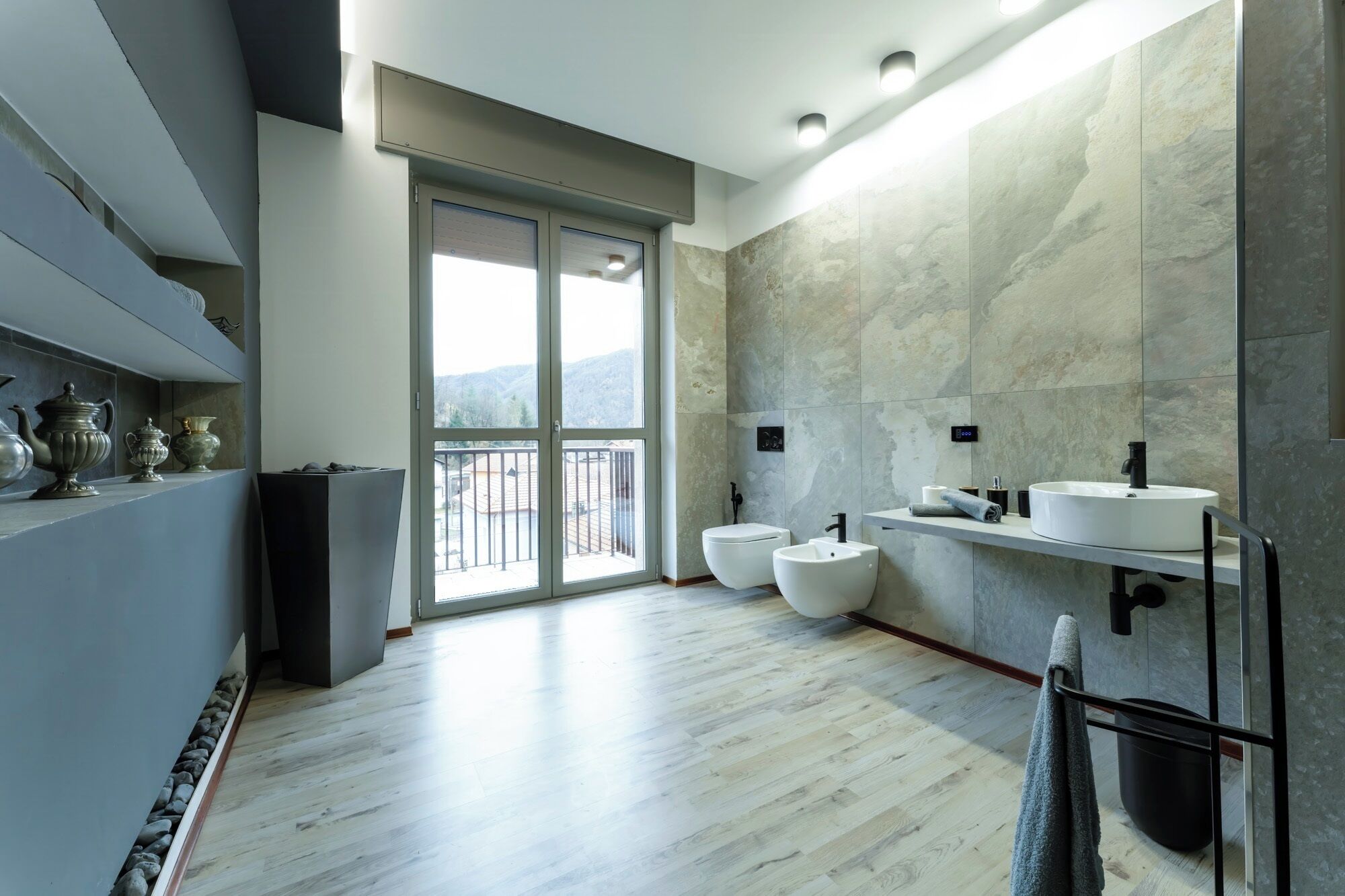 Douche, sèche-cheveux, bidet, serviettes fournies