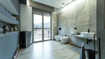 Douche, sĂšche-cheveux, bidet, serviettes fournies