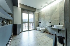 Douche, sèche-cheveux, bidet, serviettes fournies