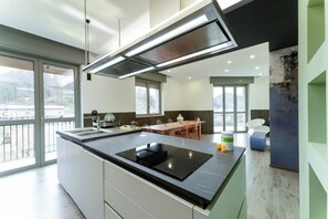 Frigorífico, microondas, placa de cocina y lavavajillas