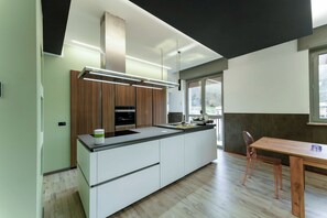 Frigorífico, microondas, placa de cocina y lavavajillas