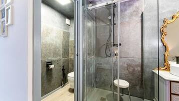 Douche, sĂšche-cheveux, serviettes fournies, savon