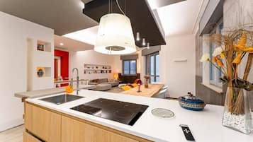 Réfrigérateur, micro-ondes, plaque de cuisson, lave-vaisselle