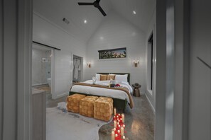 1 quarto, ferros/tábuas de passar roupa, berço de viagem