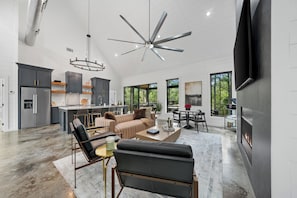 Smart TV, chimenea, futbolito y tenis de mesa 