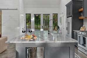 Geladeira, micro-ondas, fogão, cooktop