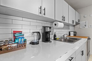 Fridge, microwave, oven, stovetop - Family Friendly Home for 5 Near Airport & Beaches (Carolina)