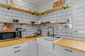 Réfrigérateur, micro-ondes, plaque de cuisson, cafetière/bouilloire