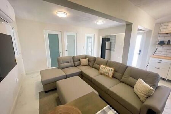 TV - Cozy 4 Guest Apt with A/C, Free Parking & Wi-Fi (Carolina)