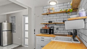 Private kitchen - Perfect Group Retreat for 10 Near Airport & Beaches (Carolina)