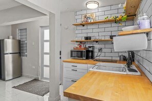 Kjøleskap, mikrobølgeovn, kokeplater og kaffetrakter/tekoker