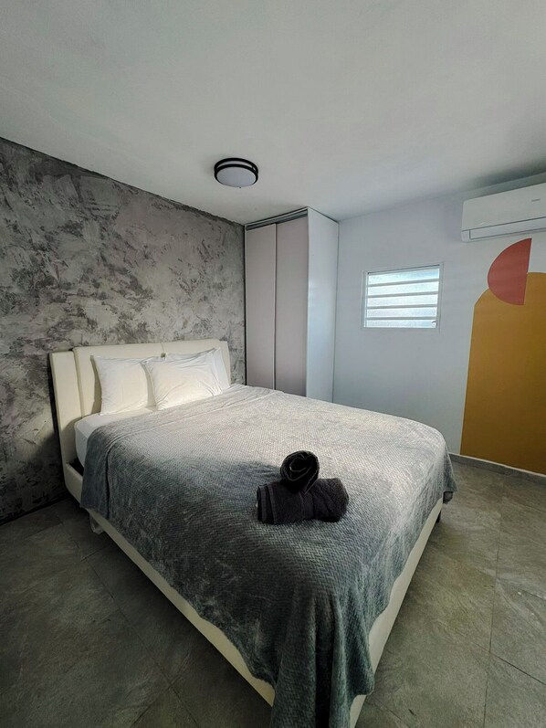 5 bedrooms, iron/ironing board, WiFi, bed sheets