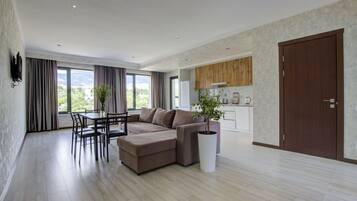 Deluxe-værelse til 4 personer - søudsigt | Pengeskab på værelset, skrivebord, arbejdsområde til bærbare computere