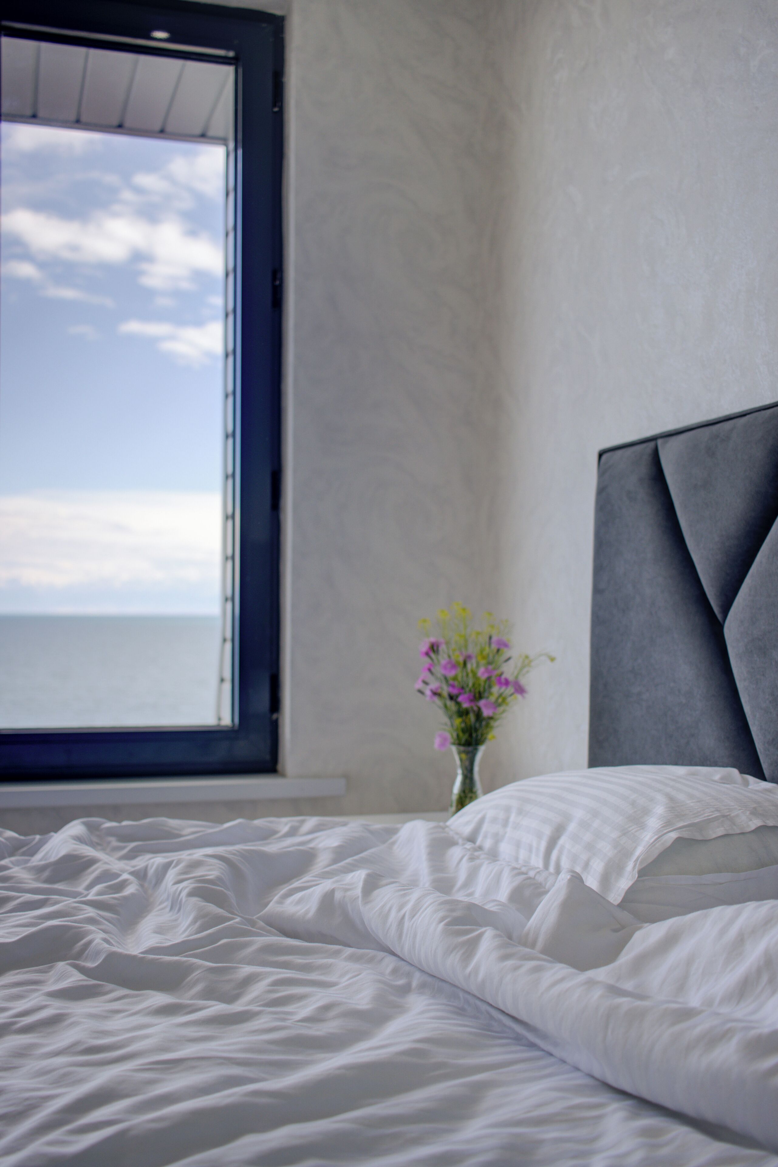 房內夾萬、書桌、手提電腦工作空間、遮光窗簾/窗簾