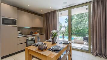 Een koelkast, een microgolfoven, een oven, een kookplaat