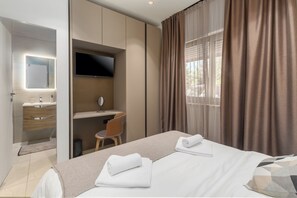 2 chambres, coffres-forts dans les chambres, fer et planche à repasser