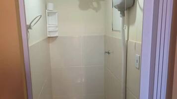 Secador de cabelo, sabonete, shampoo, papel higiênico