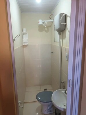 Een haardroger, zeep, shampoo, toiletpapier