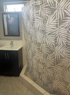 Shower, hair dryer, towels, soap - The Tower View (Tunapuna/Piarco Regional Corporation)