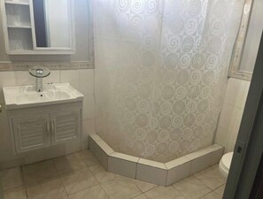 Douche, sèche-cheveux, serviettes fournies, savon