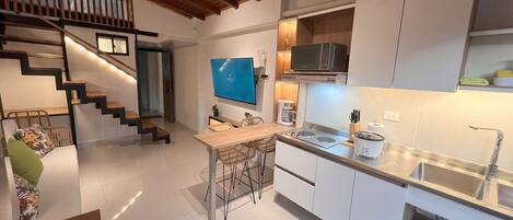 Réfrigérateur, micro-ondes, plaque de cuisson, cafetière/bouilloire